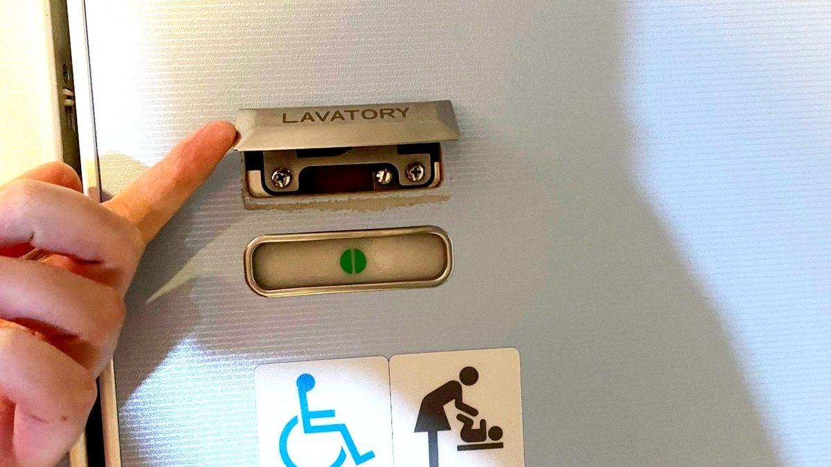 Sadece Uçuş Görevlilerinin ve Bu Yazıyı Okuduktan Sonra Sizin Bilebileceğiniz O Bilgi: Uçak Tuvaletlerinin Dışında Neden Gizli Bir Kilit Var?