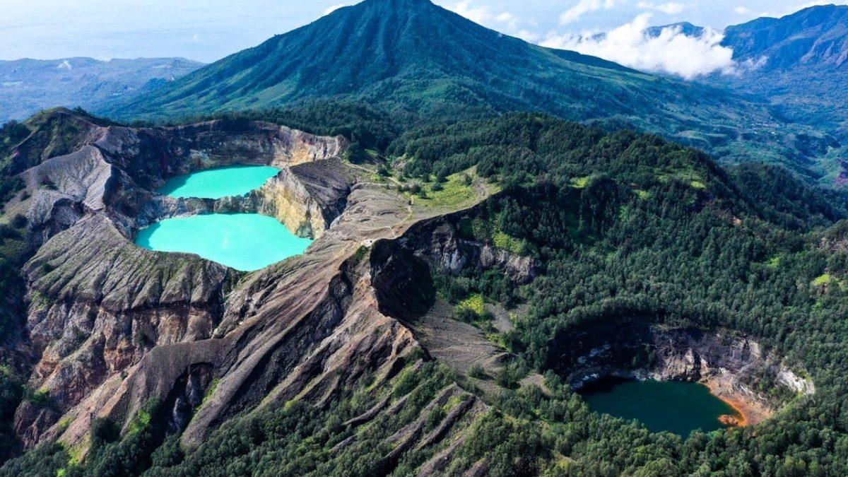 Kelimutu Yanardağı’nın Zirvesindeki Üç Farklı Renkte Olan Göllerin Rengi Nasıl Oluyor da Devamlı Değişiyor?