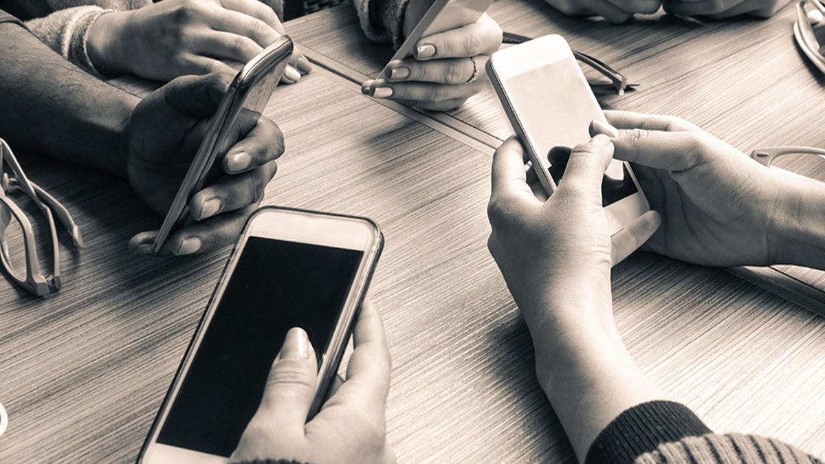 Teknoloji Bizi Birleştirirken Neden Yalnızlaşıyoruz? (Biraz İkiyüzlü Gibi)