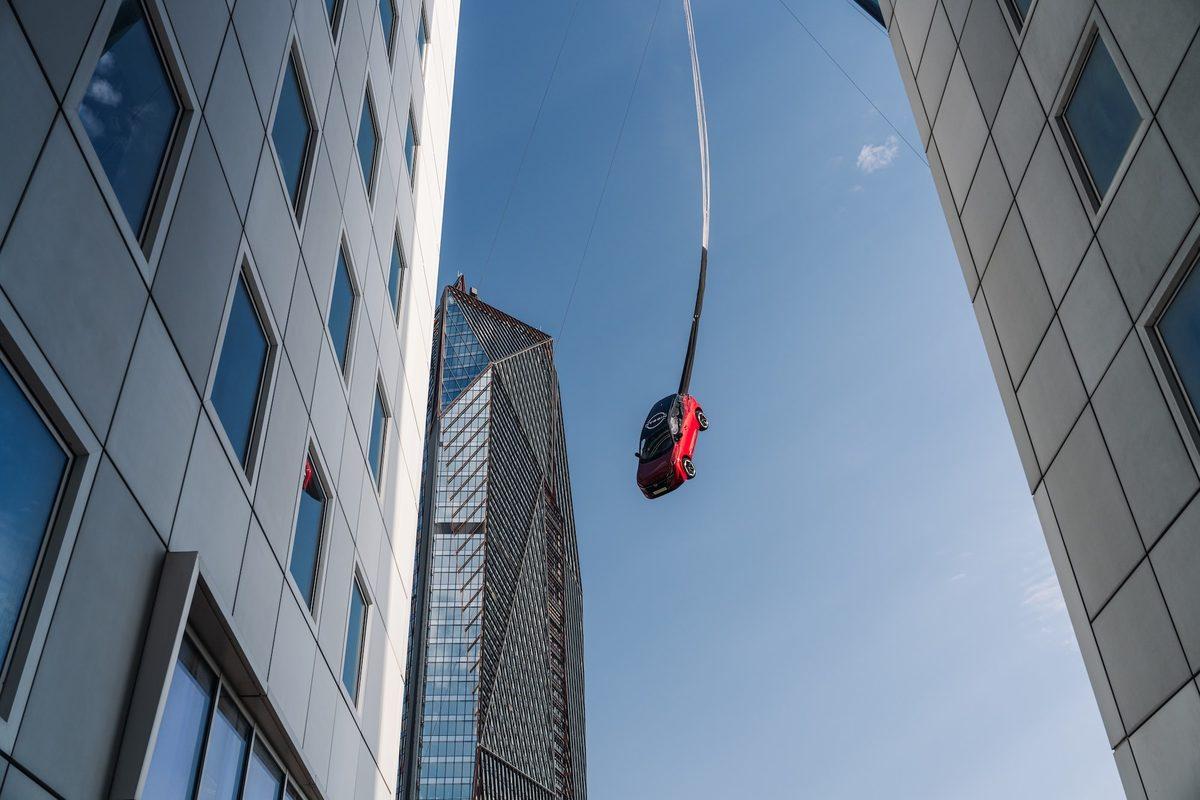 Nissan, Qashqai’ye İçinde Sürücü Varken Bungee Jumping Yaptırdı, Dünya Rekoru Kırdı! [Video]