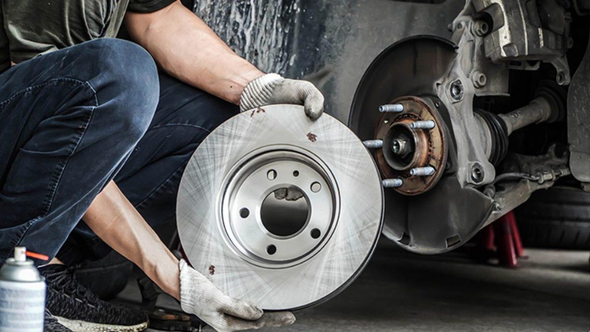 Aracınızla Seyir Hâlindeyken Ani Bir Fren Yaptığınızda Enerji Tam Olarak Nereye Gider?