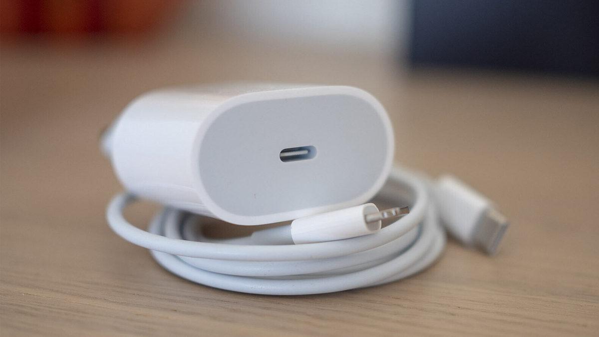 Apple Şarj Kablolarının Sararmasının 6 Nedeni (İnsanın Çamaşır Suyuna Batırası Geliyor!)