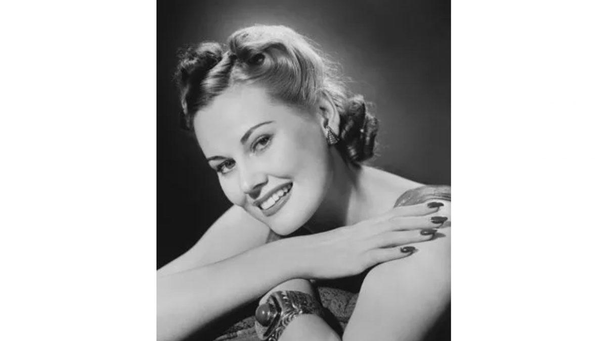 Fotoğraf Çekilirken Başımızı Otomatik Olarak Yana Eğmemizin Kameranın İcadından Bile Önceye Dayanan İlginç Sebebi