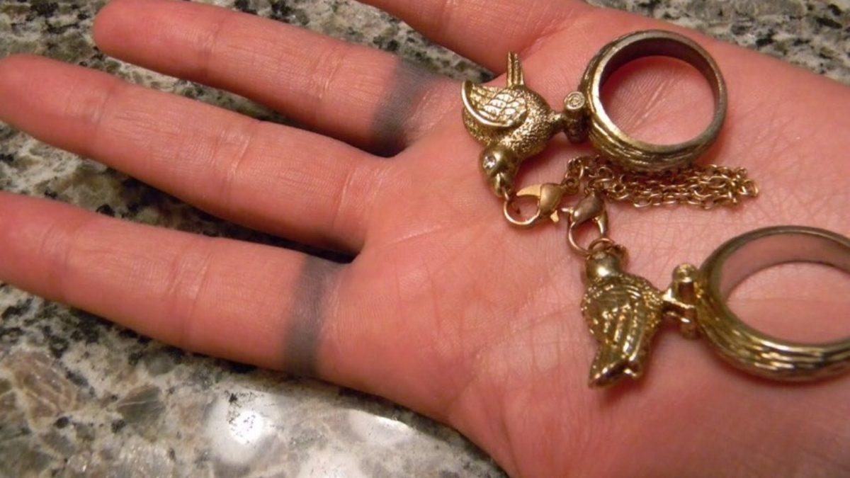 Bilimsel Bir Sebebi Var: Sahte Takılar Kullanıldıktan Bir Süre Sonra Neden Cildinizi Yeşile veya Siyaha Boyar?