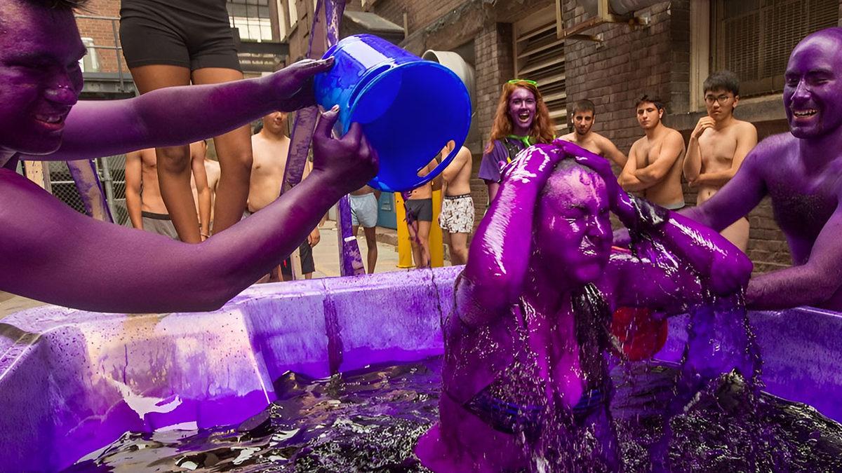 Kanada’da, Mühendislik Öğrencileri Neden Kendilerini Mora Boyuyor? Bu İlginç Geleneğin Altında Yatan Derin Anlamı Açıklıyoruz!