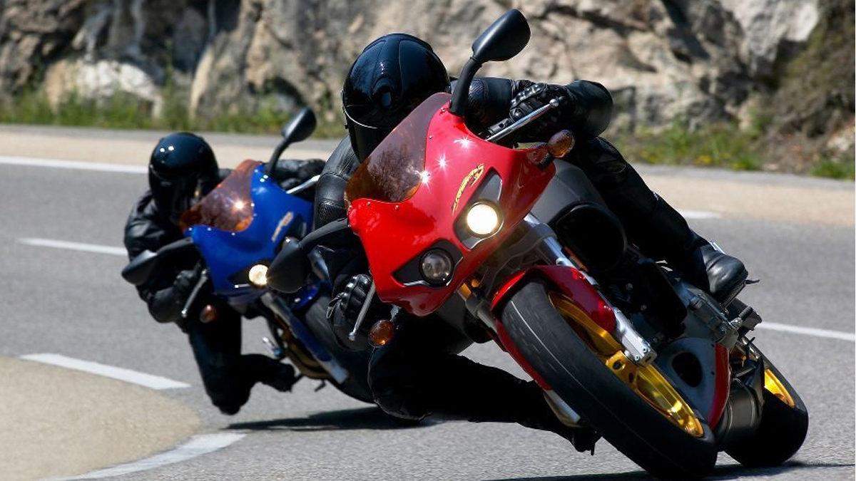 Fizik Kuralları Her Yerde: Motosikletlerin Viraj Performansı Arabalara Göre Neden Daha İyi?