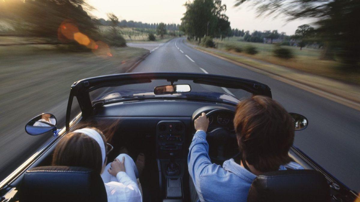 İngiltere’de Direksiyonların Sağda Olmasının Arabanın İcadından da Önceye Dayanan Şaşırtıcı Sebebi