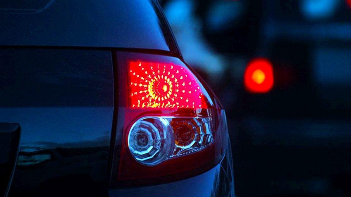 Fren/Stop Lambalarının Kırmızı Olmasının Ardında Yatan Zekice Neden: Sadece Dikkat Çektiği İçin Değil!