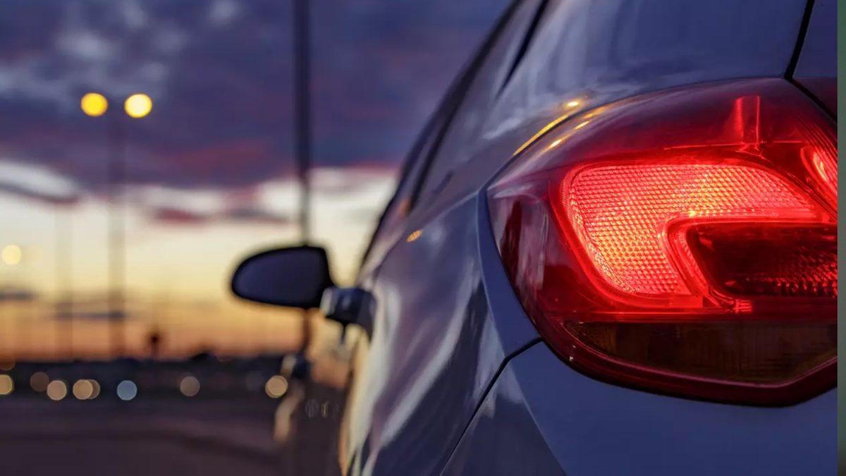 Fren/Stop Lambalarının Kırmızı Olmasının Ardında Yatan Zekice Neden: Sadece Dikkat Çektiği İçin Değil!