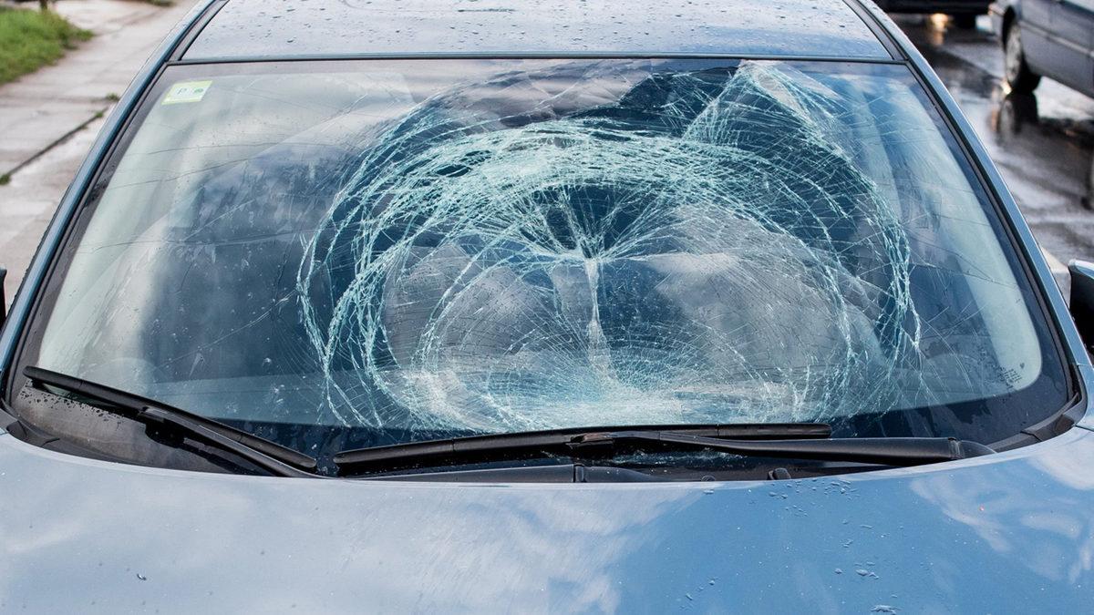 Arabaların Ön Camları Neden Yan Camlar Kadar Kolay Kırılmıyor? İkisinin de Farklı Avantajları Var!