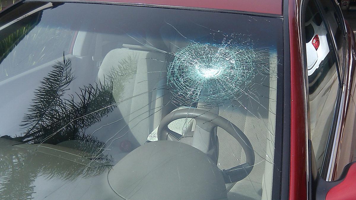 Arabaların Ön Camları Neden Yan Camlar Kadar Kolay Kırılmıyor? İkisinin de Farklı Avantajları Var!