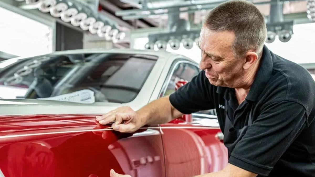 Tüm Rolls-Royce’lardaki Çizgileri Neden Tek Bir Kişi, Elle Çiziyor? (Bu İş İçin Aldığı Maaş da Oldukça Yüksek!)