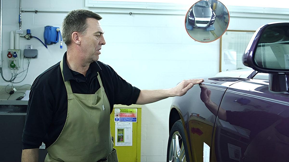 Tüm Rolls-Royce’lardaki Çizgileri Neden Tek Bir Kişi, Elle Çiziyor? (Bu İş İçin Aldığı Maaş da Oldukça Yüksek!)