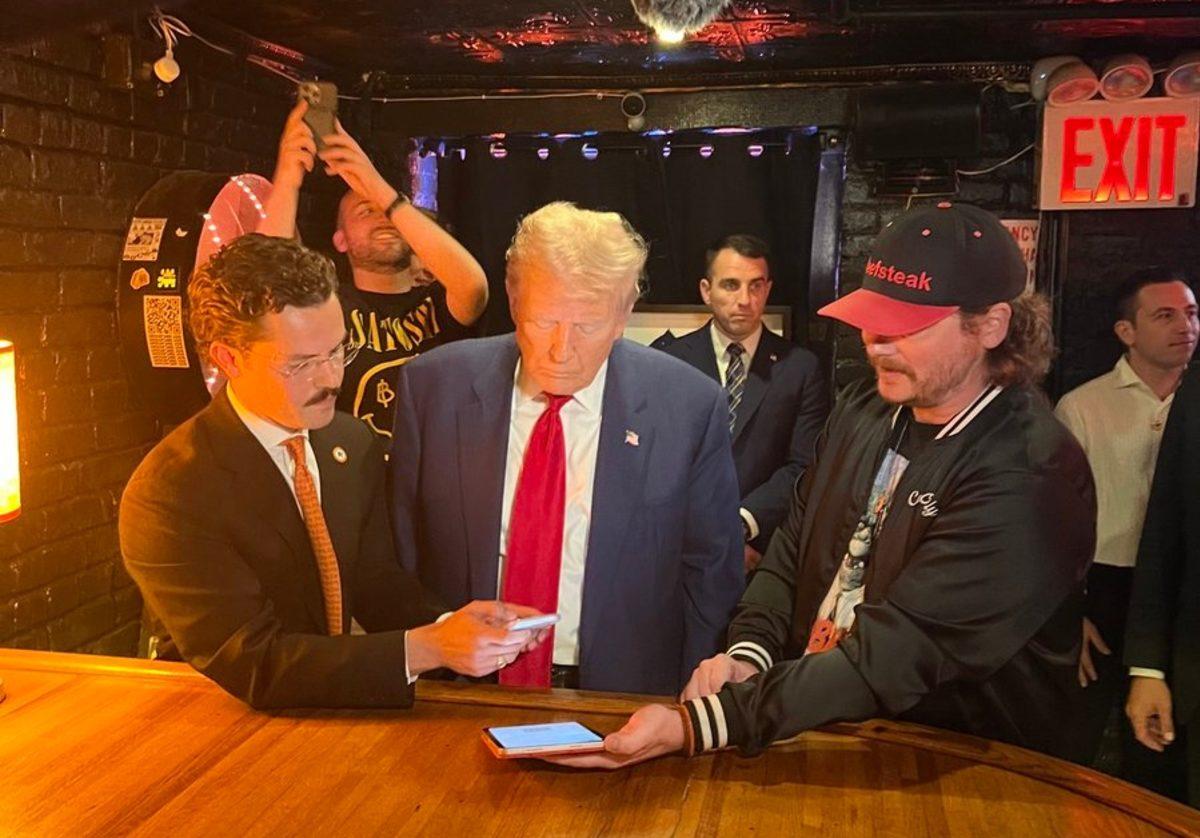 Trump, Kripto Barında Bitcoin ile Hamburger Aldı