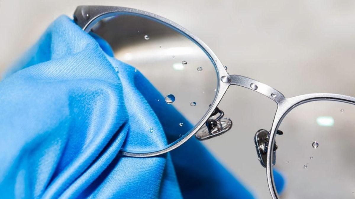 Gözlük Takıyorsanız Bu Basit Bakım Hatalarıyla Göz Sağlığınızı Sessizce Bozuyor Olabilirsiniz!