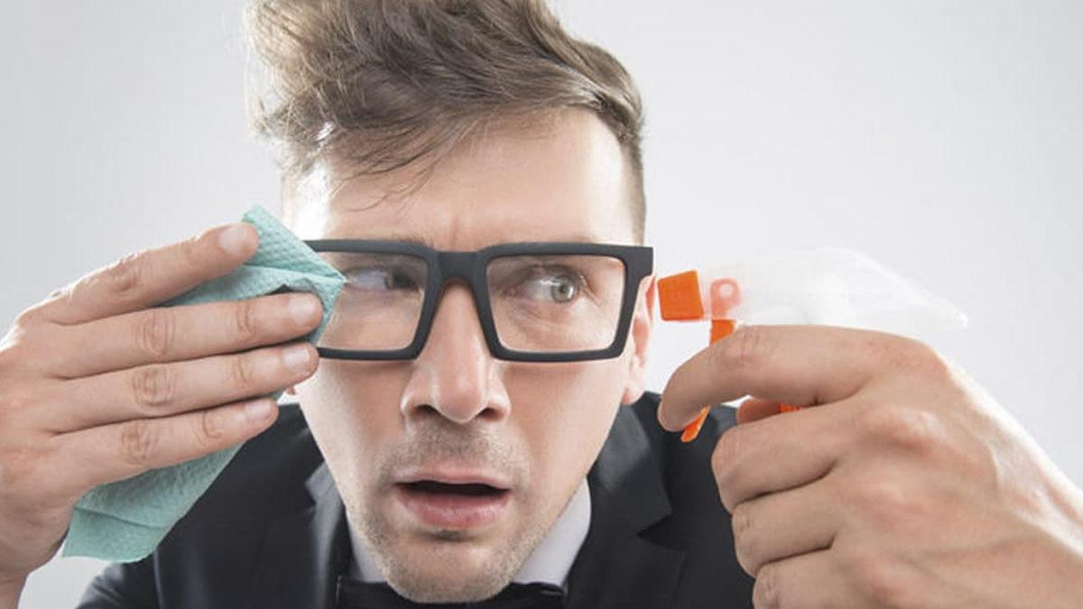 Gözlük Takıyorsanız Bu Basit Bakım Hatalarıyla Göz Sağlığınızı Sessizce Bozuyor Olabilirsiniz!