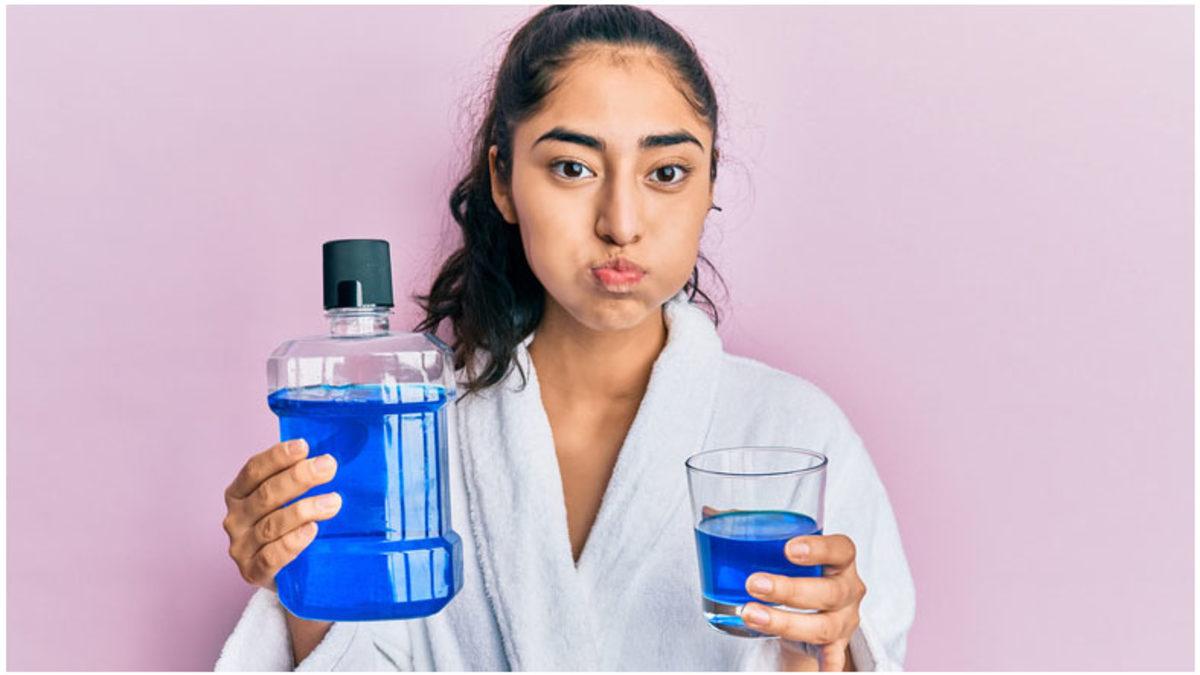 Ağız ve Diş Bakımımızın Vazgeçilmezi Olan Ağız Bakım Suları Sandığımız Kadar Masum Değil mi? (Kaş Yaparken Göz Çıkarabilir)