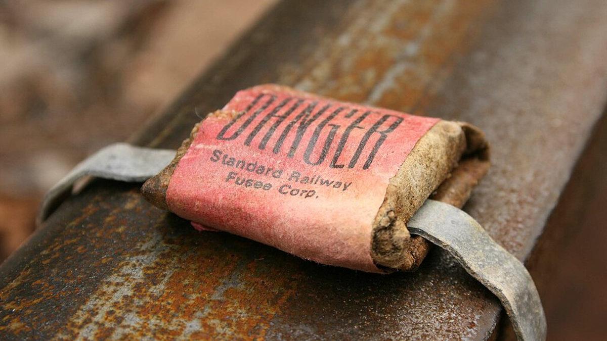 Tren Raylarında Güvenliği Sağlamak İçin Birçok Yöntem Olsa da Neden Hâlâ 1800’lerden Kalma Sis Patlayıcıları Kullanılıyor?