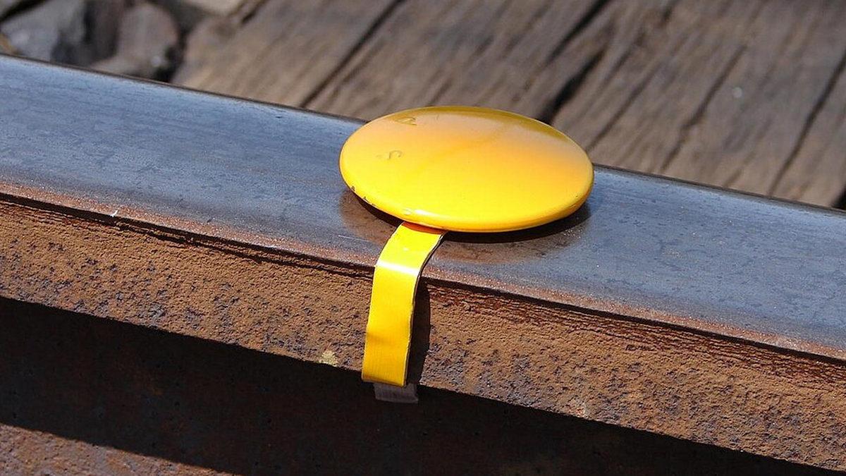 Tren Raylarında Güvenliği Sağlamak İçin Birçok Yöntem Olsa da Neden Hâlâ 1800’lerden Kalma Sis Patlayıcıları Kullanılıyor?