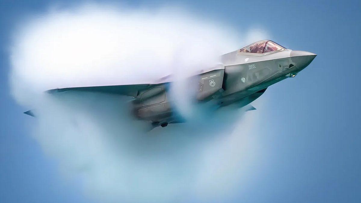 Uçakların Birkaç Saniyeliğine Bembeyaz Bir Buluta Girerek Görünmez Olduğu Durum: Buhar Konisi