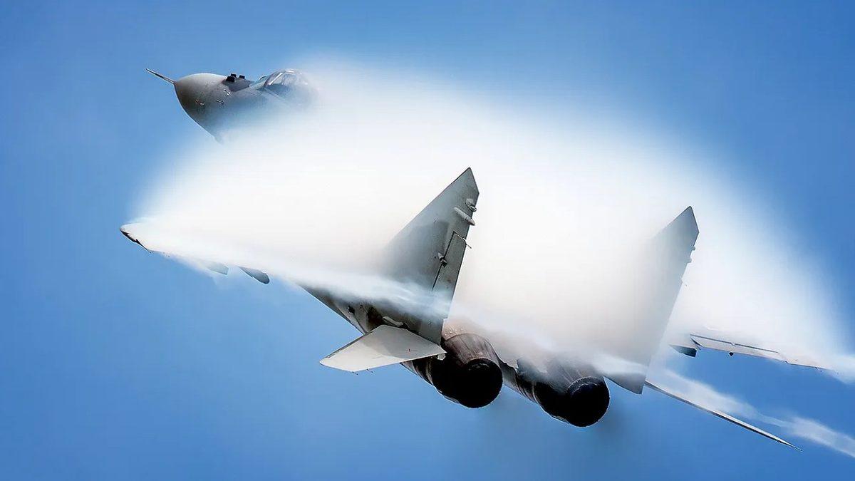 Uçakların Birkaç Saniyeliğine Bembeyaz Bir Buluta Girerek Görünmez Olduğu Durum: Buhar Konisi