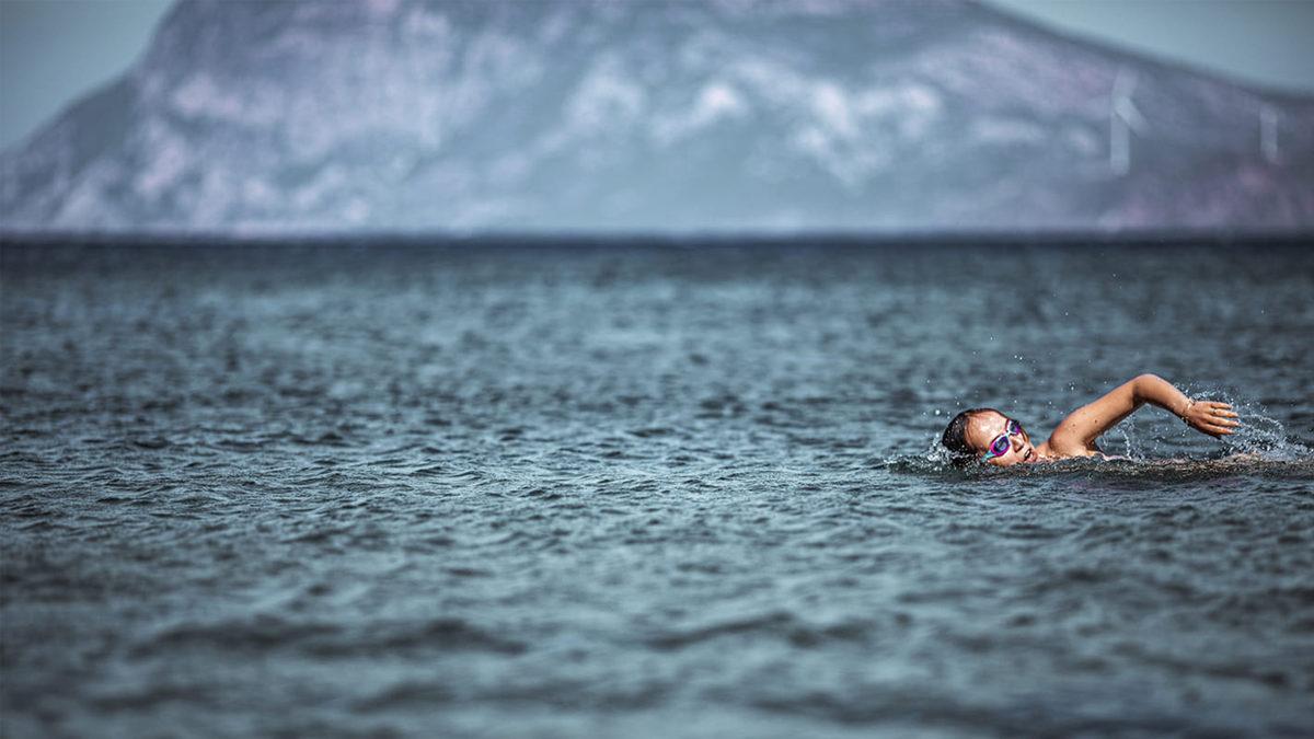 Bi’ Hafifleme Geldi: Denizde Yüzmek Neden Havuzdan veya Gölden Daha Kolay?