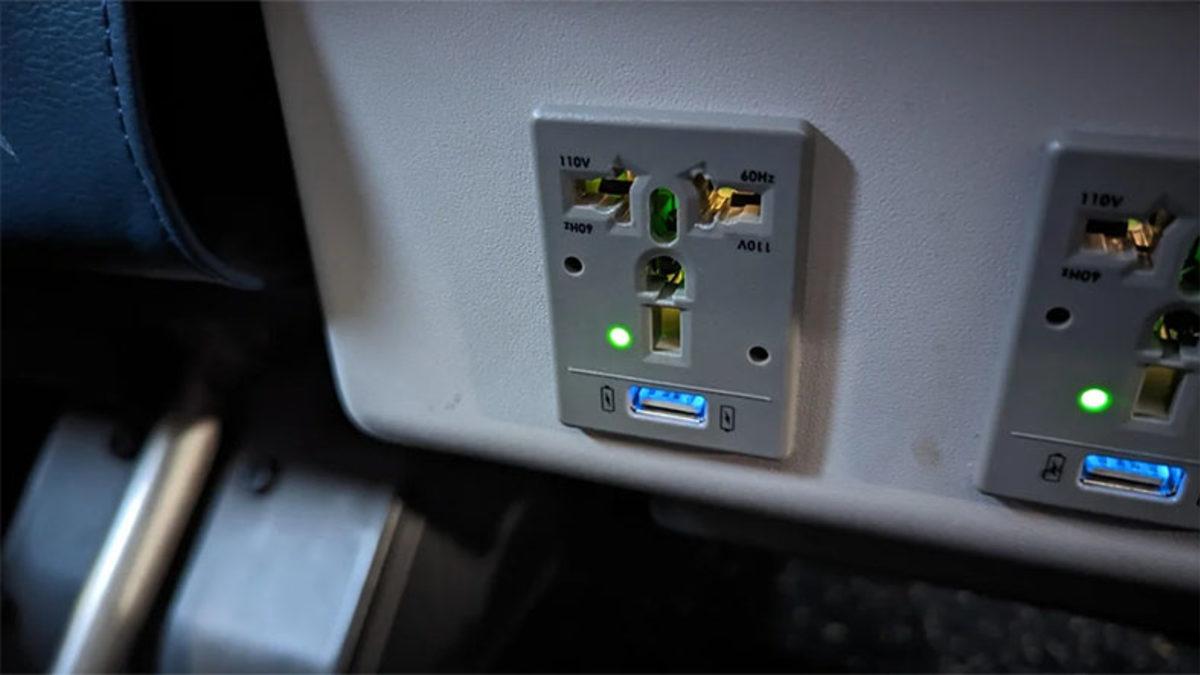 Uçaklarda Topraklama Olmamasına Rağmen Elektrik Prizleri Nasıl Çalışabiliyor? (Üstelik Yıldırım Bile Etki Etmiyor!)