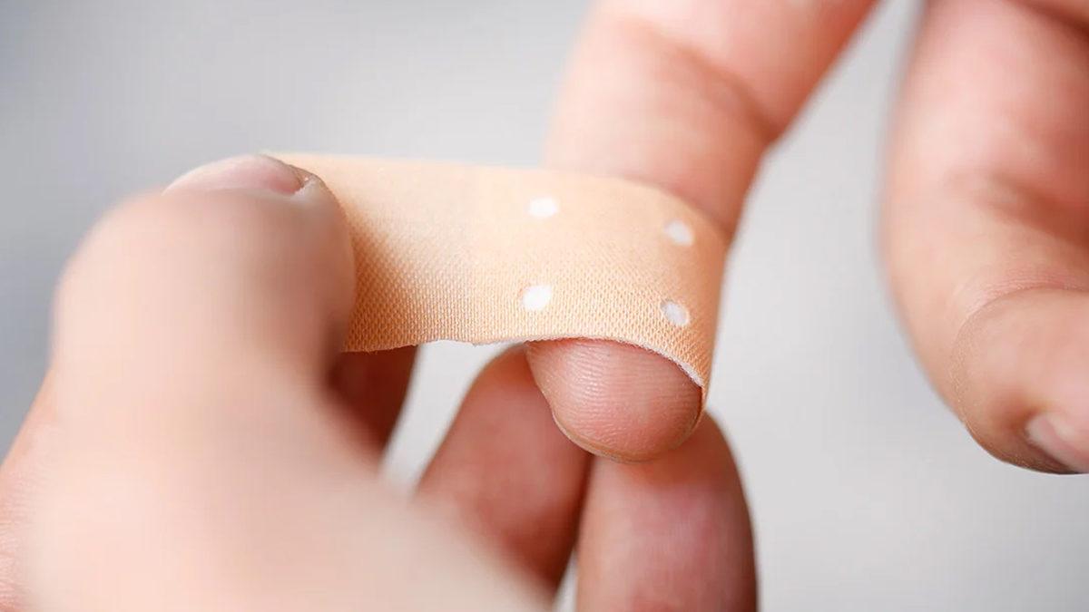 Küçük Yara ve Kesikleri İyileştirmede Yara Bandı mı Yoksa Açık Bırakmak mı Daha Etkili?