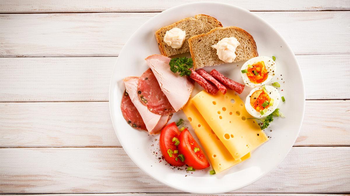 Kırmızı, Sarı ve Mavi: Yemeklerdeki Renkler İştahımızı Nasıl Değiştiriyor?