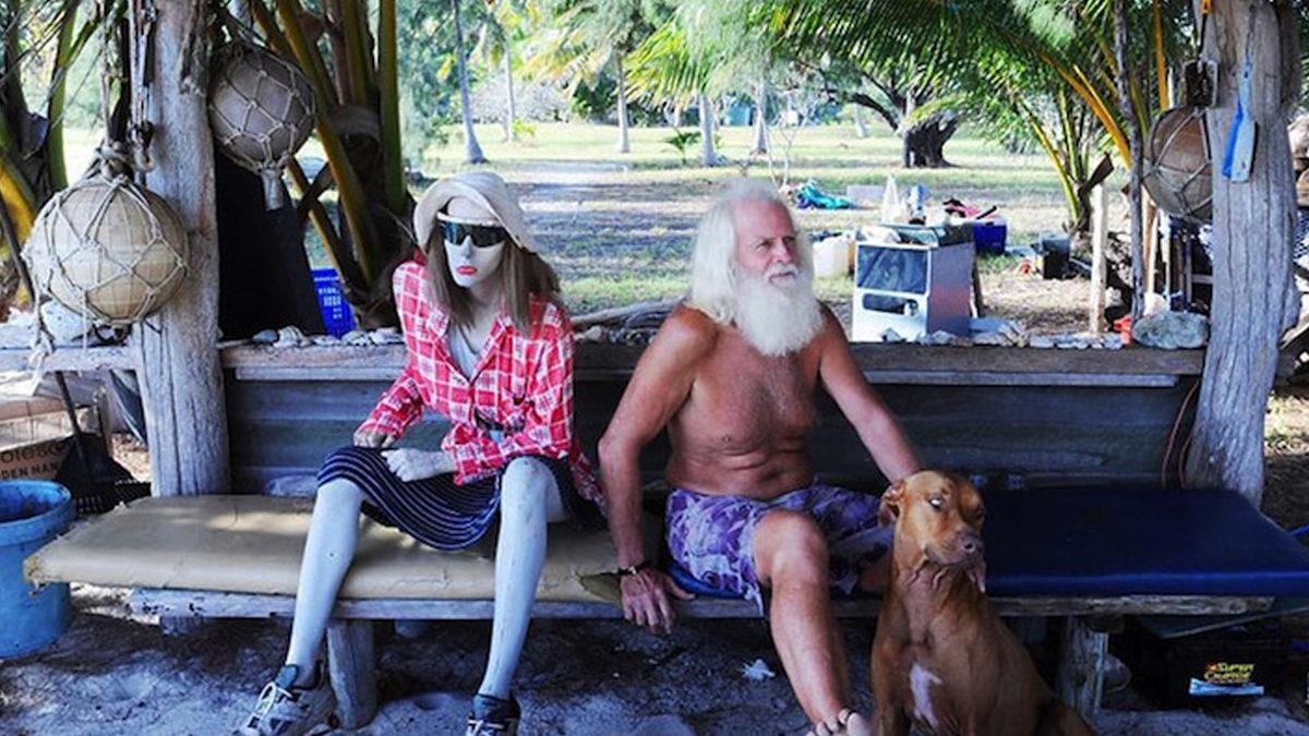 Milyon Dolarlık Servetini Kaybedip Issız Bir Adada 27 Yıldır Tek Başına Yaşam Süren Adamın İlginç Hikâyesi