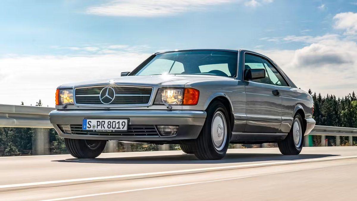 Mercedes-Benz’in En İkonik Araçlarında İmzası Bulunan Efsane Tasarımcı Hayatını Kaybetti