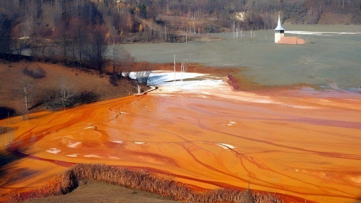 Korku Filminden Farksız: Yüzlerce Ailenin Yaşadığı Romanya’daki Geamana Köyü’nün Tüm Yaşamın Yok Olup Zehir Saçan Bir Göl Hâline Geldiği İlginç Hikâye