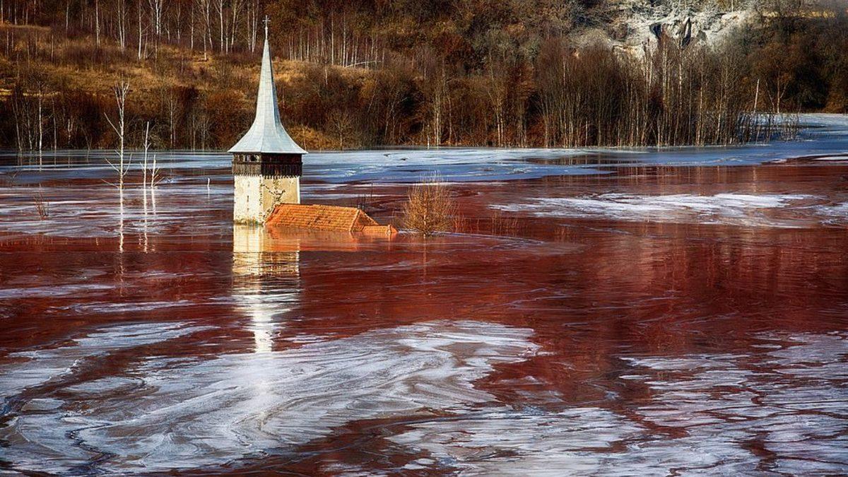 Korku Filminden Farksız: Yüzlerce Ailenin Yaşadığı Romanya’daki Geamana Köyü’nün Tüm Yaşamın Yok Olup Zehir Saçan Bir Göl Hâline Geldiği İlginç Hikâye