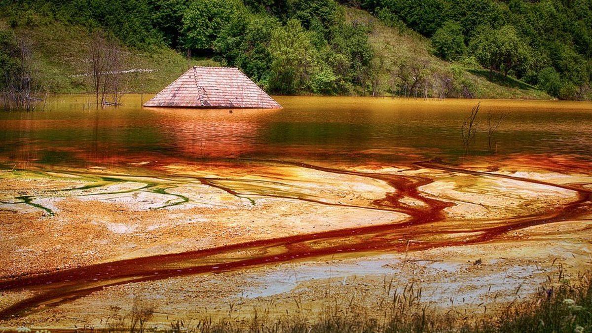 Korku Filminden Farksız: Yüzlerce Ailenin Yaşadığı Romanya’daki Geamana Köyü’nün Tüm Yaşamın Yok Olup Zehir Saçan Bir Göl Hâline Geldiği İlginç Hikâye