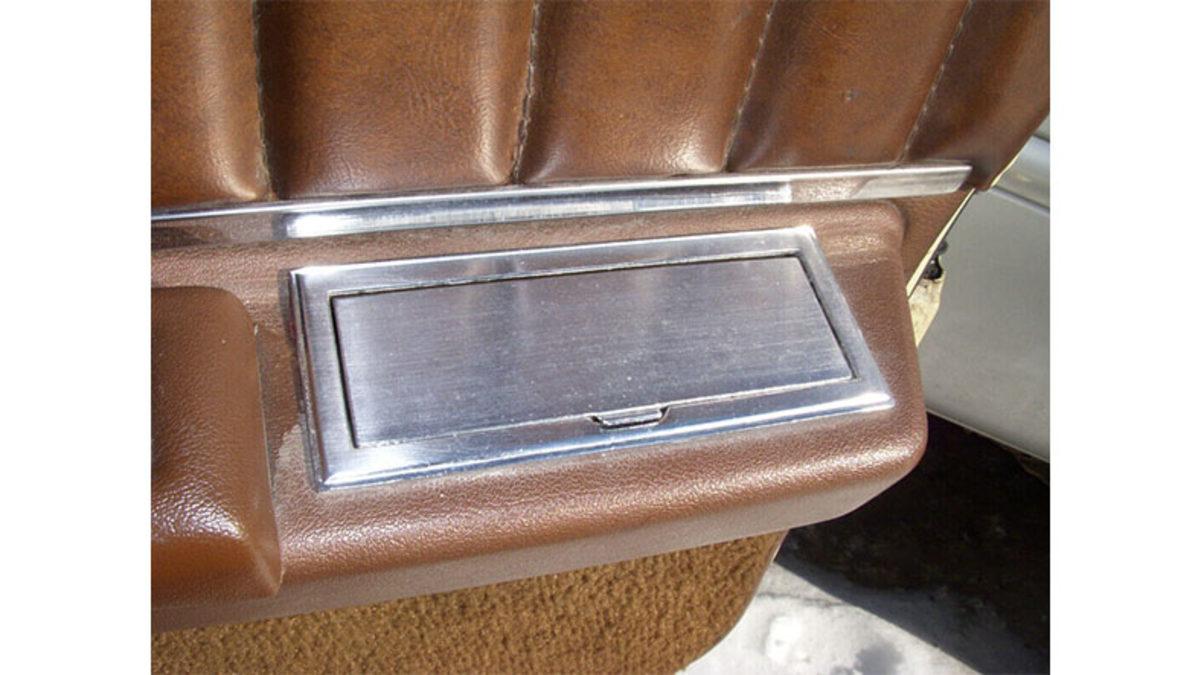 Eskiden Arabaların İçinde Bulunan Küçük Kutu Gibi 