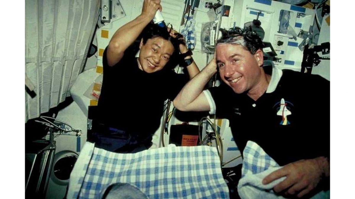 Astronotlar, Yer Çekimsiz Ortamda Nasıl Duş Alabiliyor? Su Damlacıkları Havada Kalmaz mı?