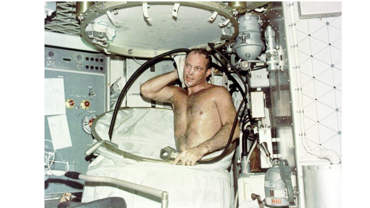 Astronotlar, Yer Çekimsiz Ortamda Nasıl Duş Alabiliyor? Su Damlacıkları Havada Kalmaz mı?