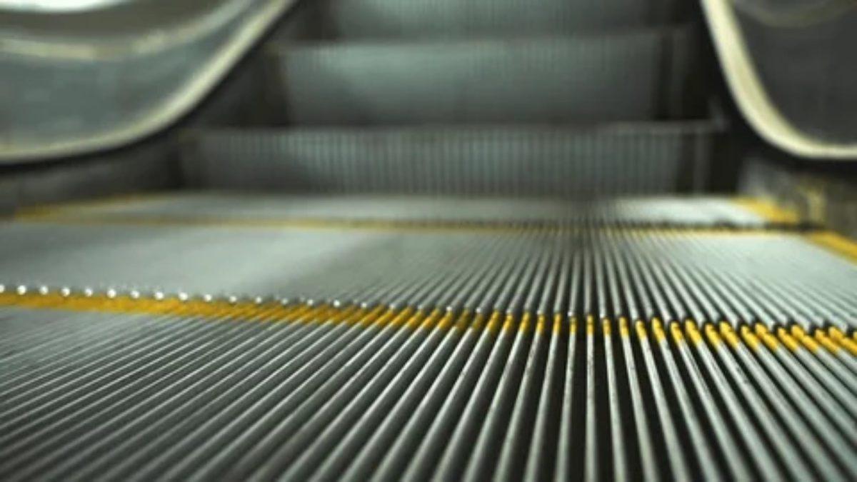 Yürüyen Merdivenin Basamaklarının Oluklu Olmasının Ardındaki Zekice Sebep