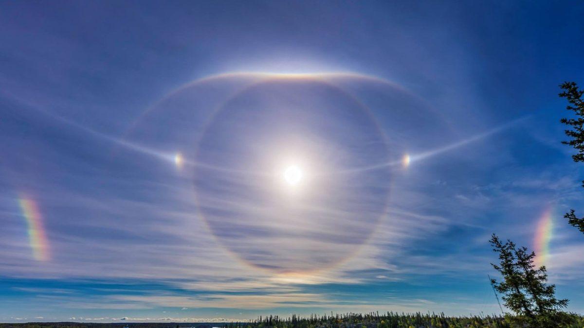 Gökyüzünde Birden Fazla Güneş Olduğunuzu Düşünmenize ve Gözlerinizden Şüphe Etmenize Sebep Olan Optik Fenomen: Sundog (Yalancı Güneş)