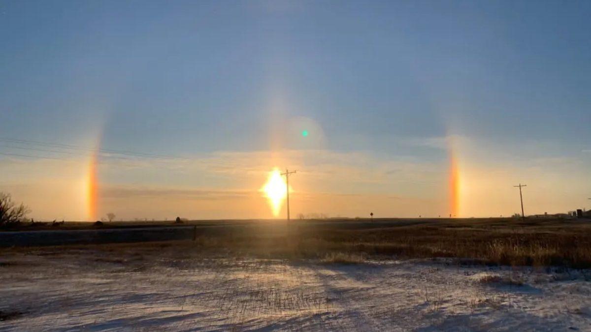 Gökyüzünde Birden Fazla Güneş Olduğunuzu Düşünmenize ve Gözlerinizden Şüphe Etmenize Sebep Olan Optik Fenomen: Sundog (Yalancı Güneş)