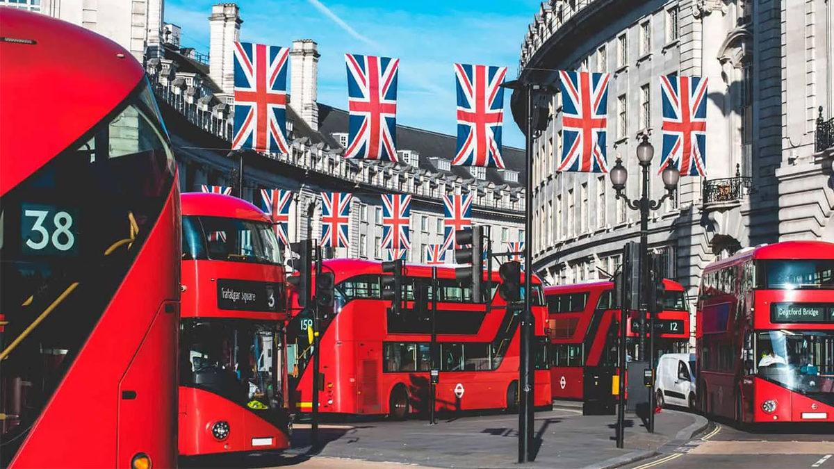 Londra’da Otobüsler Başta Farklı Farklı Renklerdeyken Bir Anda Hepsinin Kırmızıya Dönmesinin İlginç Sebebi