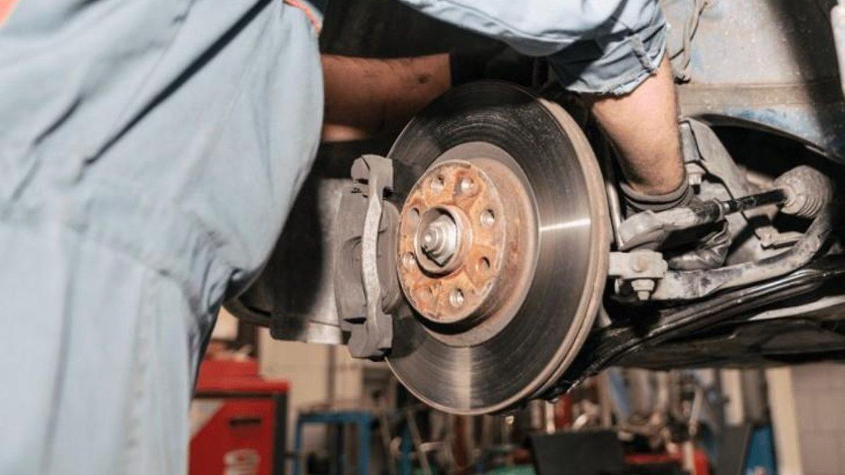 Eğer Araba Sürerken Burnunuza Bu Kötü ve Tuhaf Kokular Geliyorsa Yakında Sanayi Yolu Gözükecek Demektir!