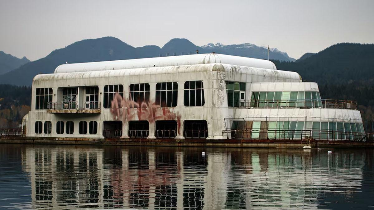 Bildiğiniz Tüm McDonalds’ları Unutun: Dünyanın En Ürkütücü McDonald’s Şubesi McBarge’ın İlginç Hikâyesi