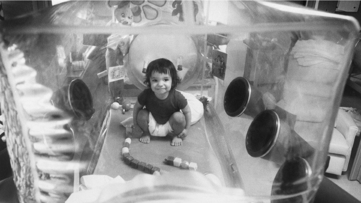 Tüm Hayatı Boyunca Bir Balonun İçinde Yaşamak Zorunda Olan Çocuğun Trajik Olduğu Kadar İlginç Hikâyesi