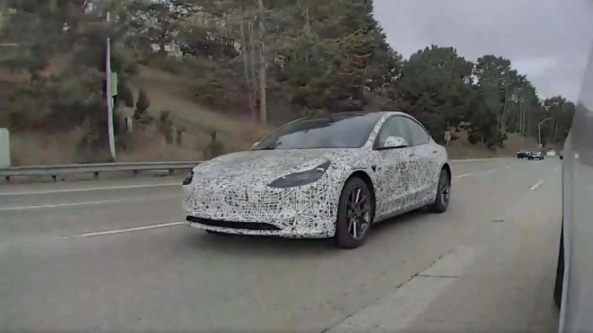 ABD’de Kamuflajlar İçinde Gizemli Bir Tesla Model 3 Görüntülendi: Listelerde de Yok!