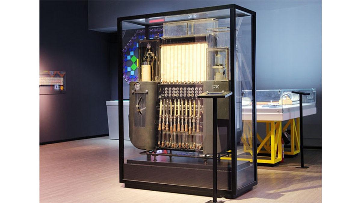 1936’da Ortada Doğru Düzgün Bir Makine Bile Yokken Rusya Suyla Çalışan Bir Bilgisayarı Neden ve Nasıl Üretti?