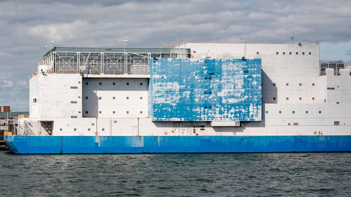 Amerika’nın Gözde Şehri New York’un Sahillerinde, Neden 870 Kişilik Yüzen Bir Hapishane Yer Alıyordu?