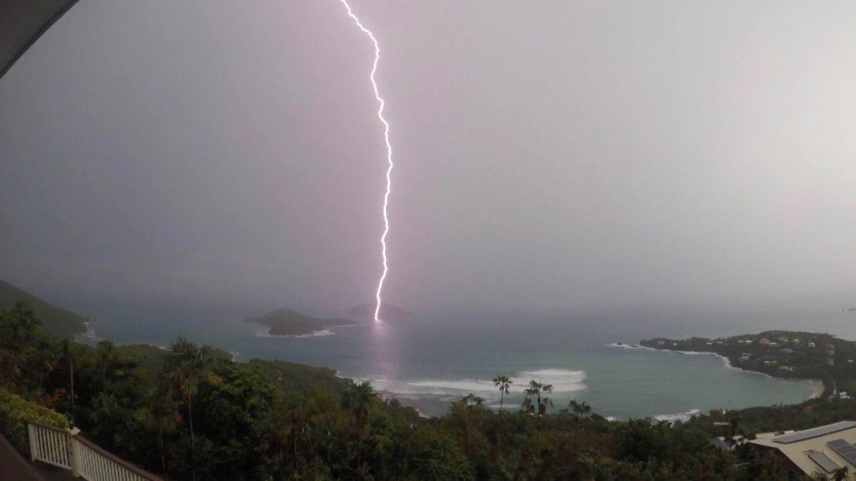 30 Bin Derece Sıcaklığa Kadar Çıkabilen Yıldırım Suya Düştüğünde Balıkların Başına Neler Geliyor?