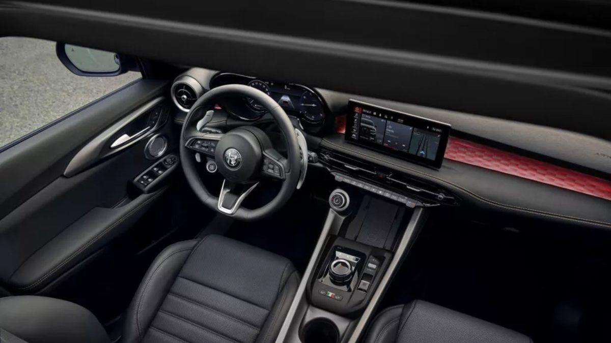 2025 Alfa Romeo Tonale, Paris Otomobil Fuarı’nda Ortaya Çıktı (Süreyye Hanım’ın Muhteşem Değişimi)