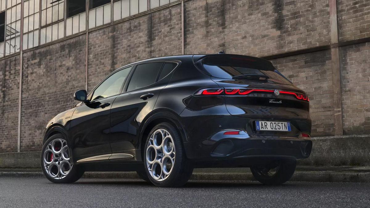 2025 Alfa Romeo Tonale, Paris Otomobil Fuarı’nda Ortaya Çıktı (Süreyye Hanım’ın Muhteşem Değişimi)